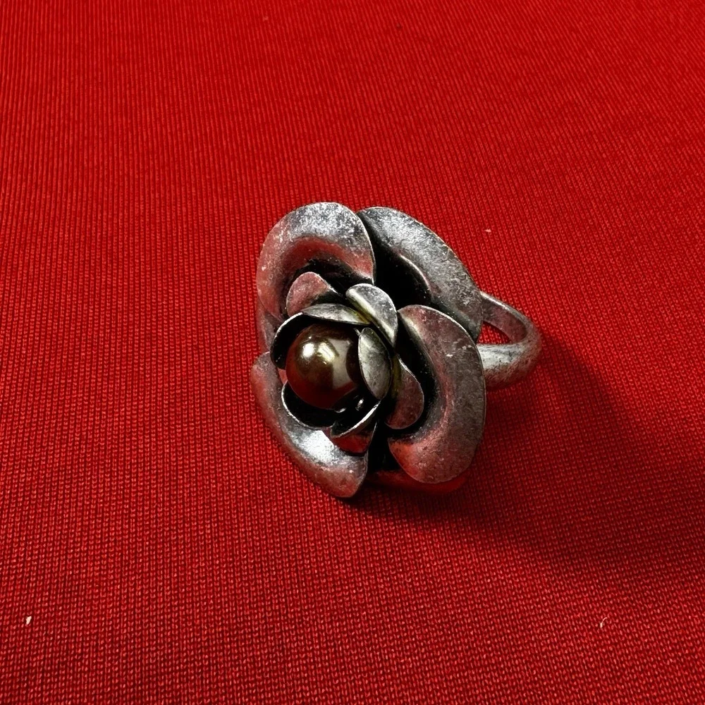 Silver Flower Ring With Faux Black‎ Pearl Center Size 6ish